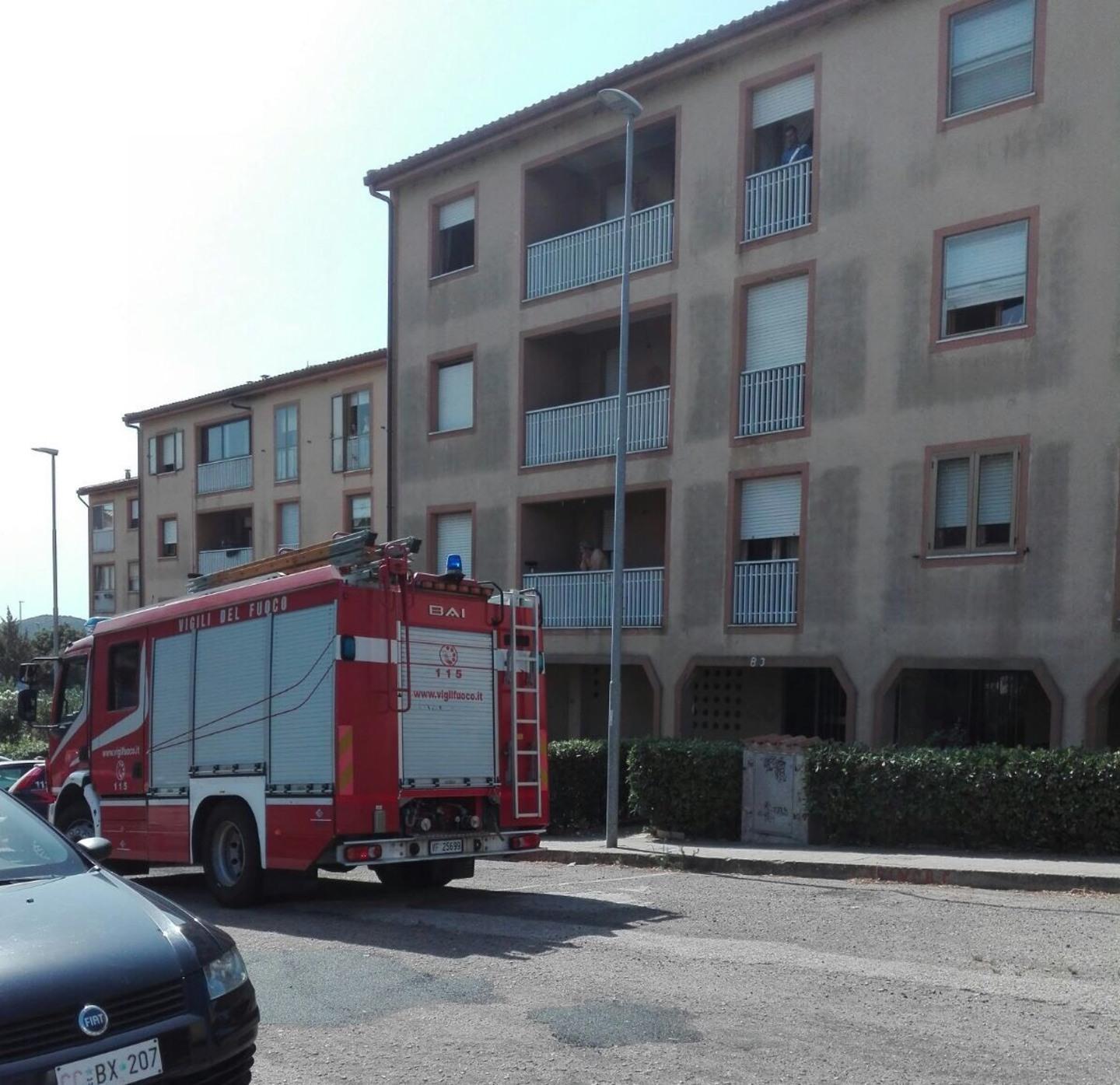 Rogo in una casa di via Modena, cucina distrutta