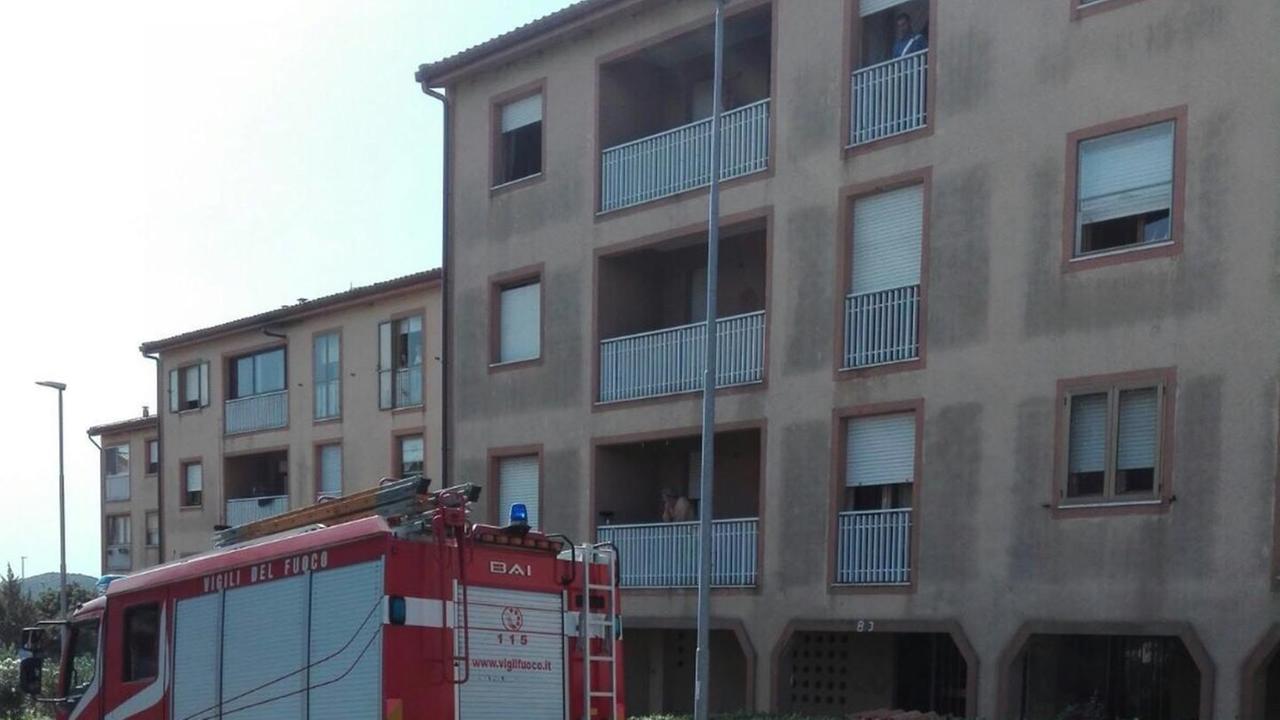 Rogo in una casa di via Modena, cucina distrutta