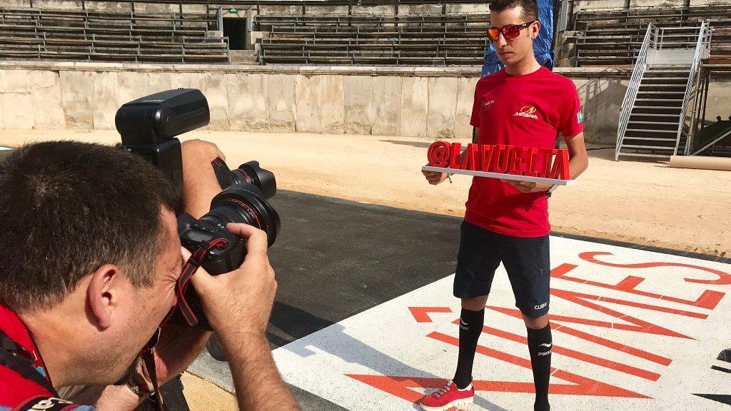 Fabio Aru si presta per una delle foto ufficiali della Vuelta prima della presentazione