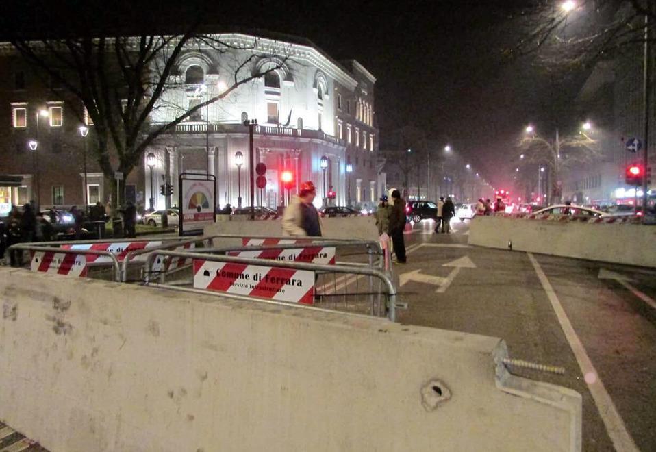 Ferrara, blocchi di cemento anti tir