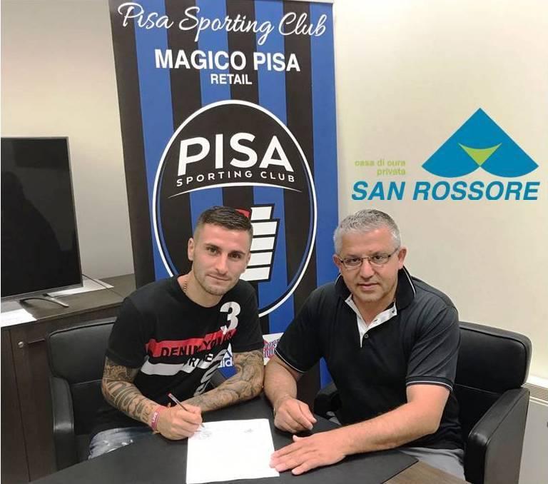 Giannone alla firma dle contratto, insieme al ds nerazzurro Raffaele Ferrara (pisachannel)