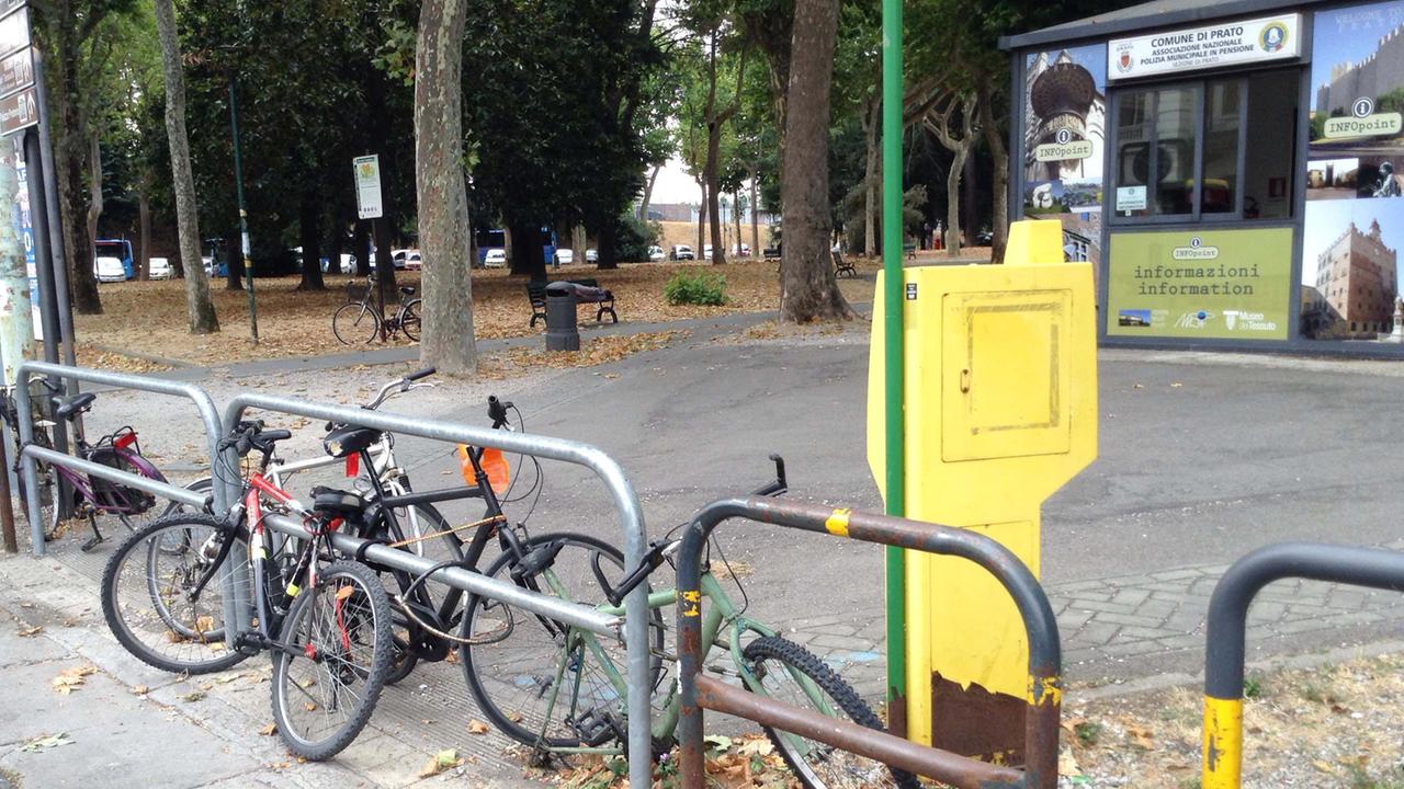 Biciclette allucchettate ai pali