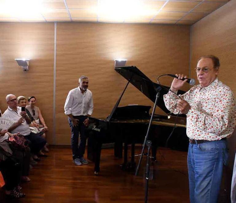 Renzo Arbore nel reparto di oncologia del Noa