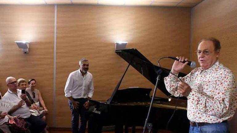 Renzo Arbore nel reparto di oncologia del Noa