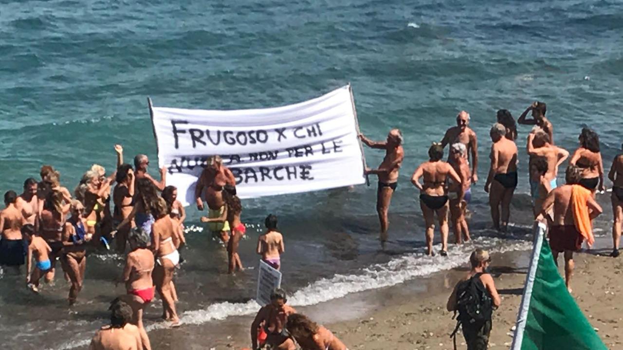Il flash mob sulla spiaggia del Frugoso
