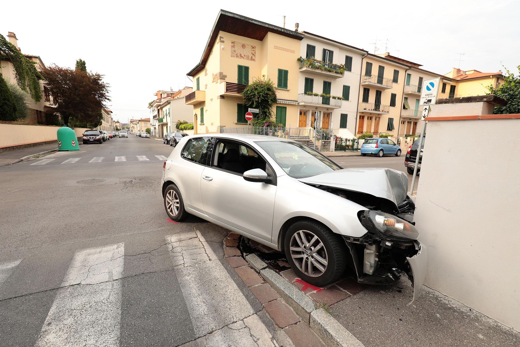 La Golf finita contro un muro (Foto Agenzia Carlo Sestini)