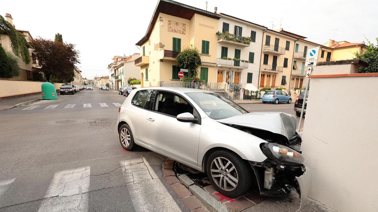 La Golf finita contro un muro (Foto Agenzia Carlo Sestini)