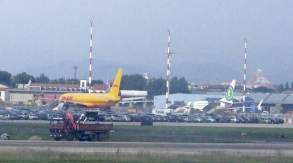 Malore al copilota: l’Airbus atterra in emergenza a Pisa 