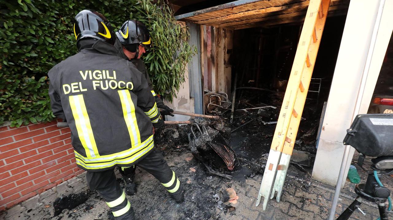 L'intervento dei vigili del fuoco (Foto Agenzia Carlo Sestini)
