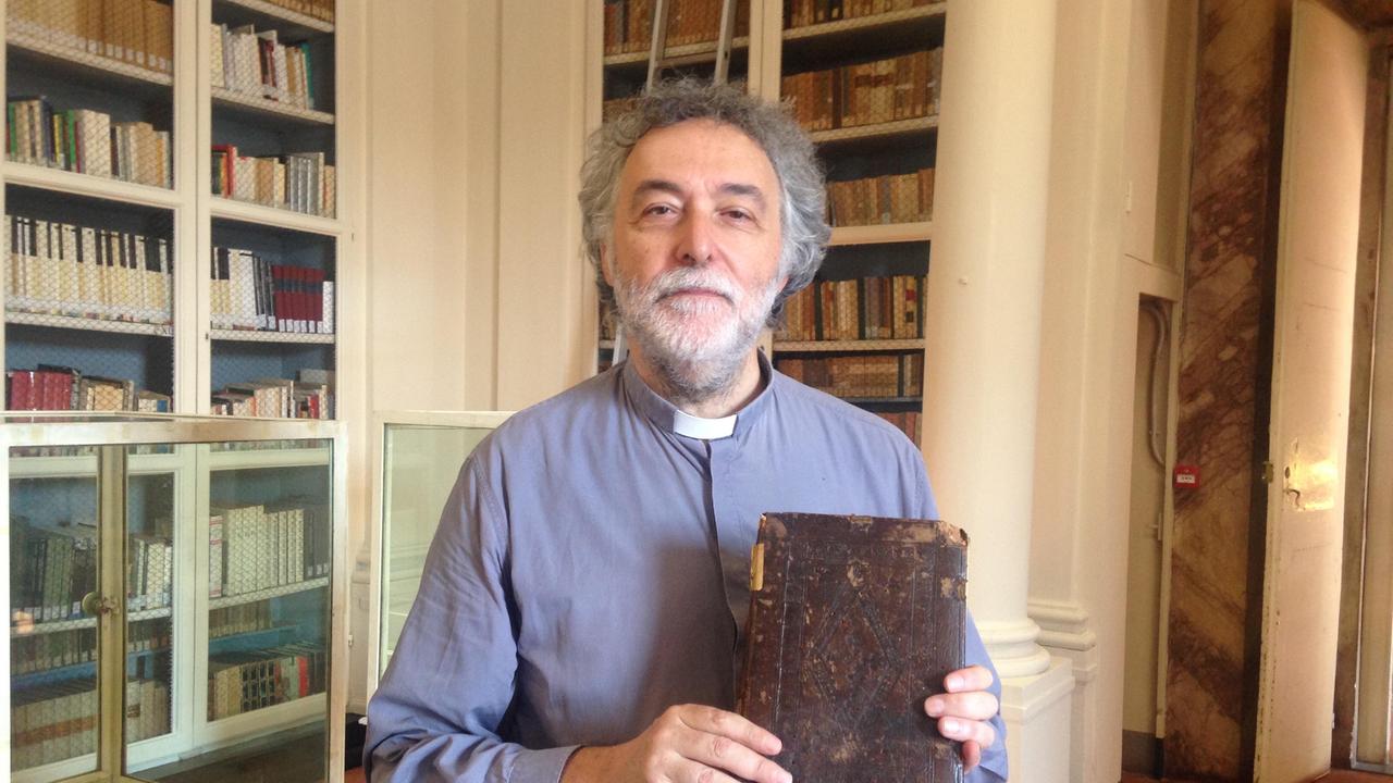 Il canonico Marco Pratesi col codice Nerucci