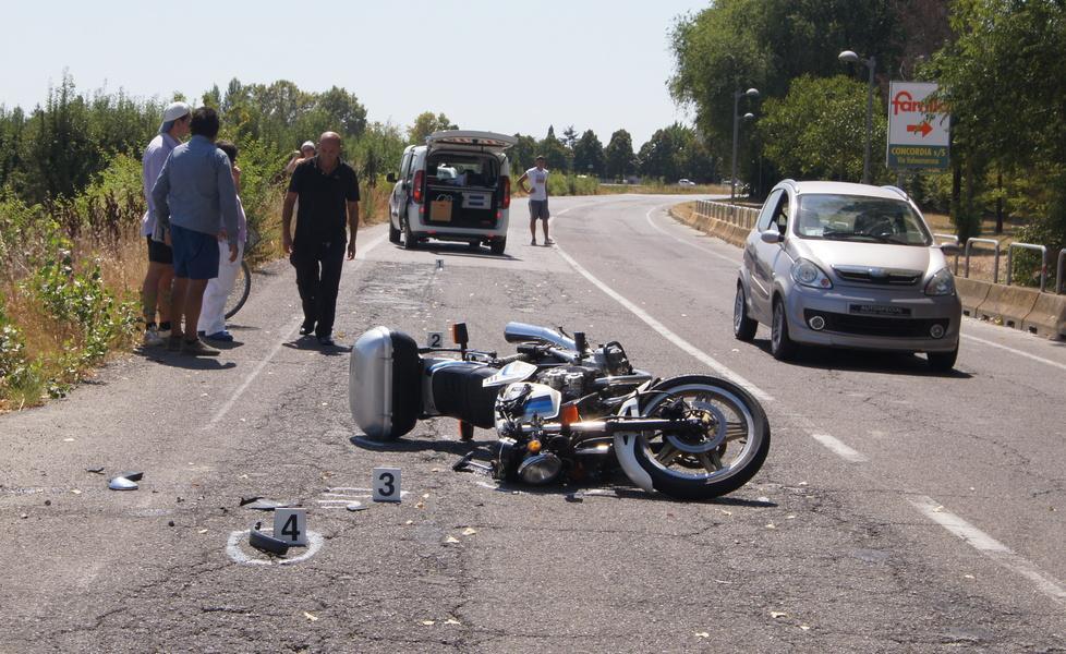 Moto contro auto, un ferito a Concordia