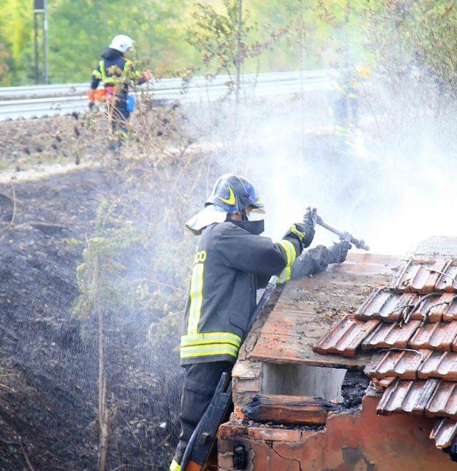 Le fiamme sfiorano la linea ferroviaria