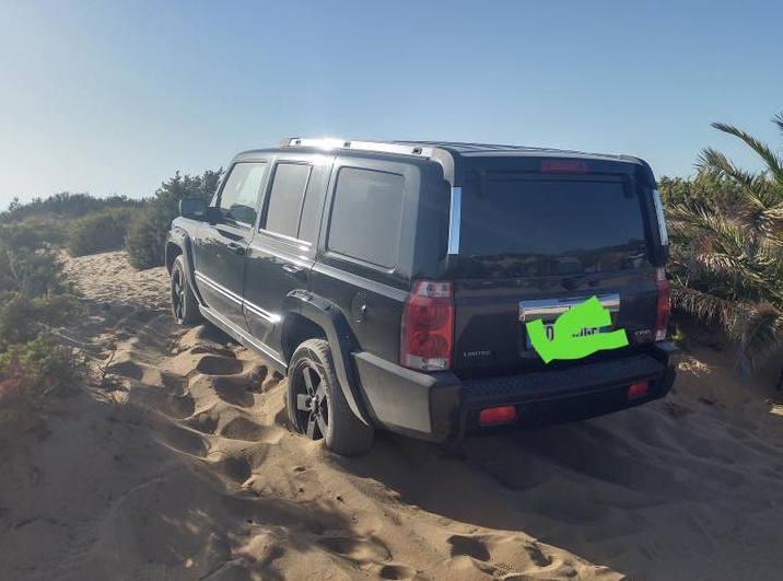 Il suv parcheggiato sulle dune