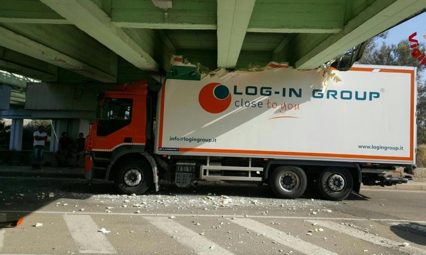 Camion si incastra sotto il ponte