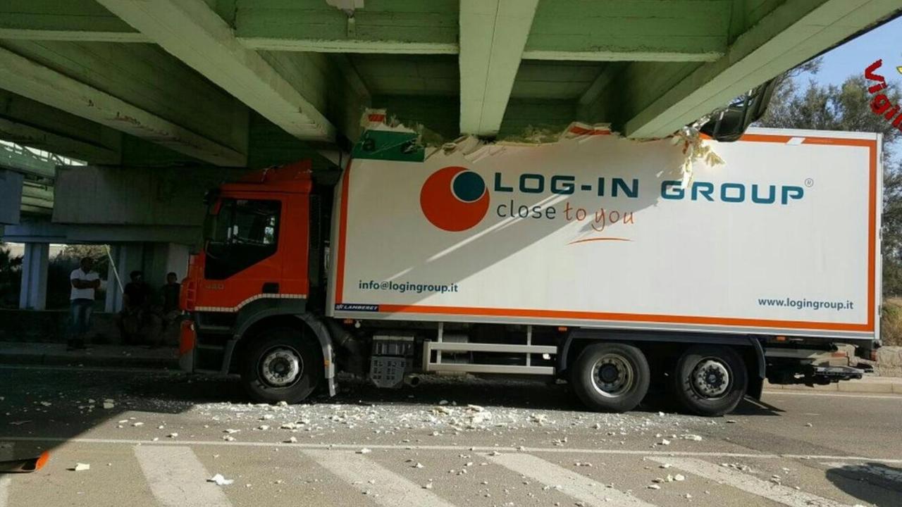 Camion si incastra sotto il ponte