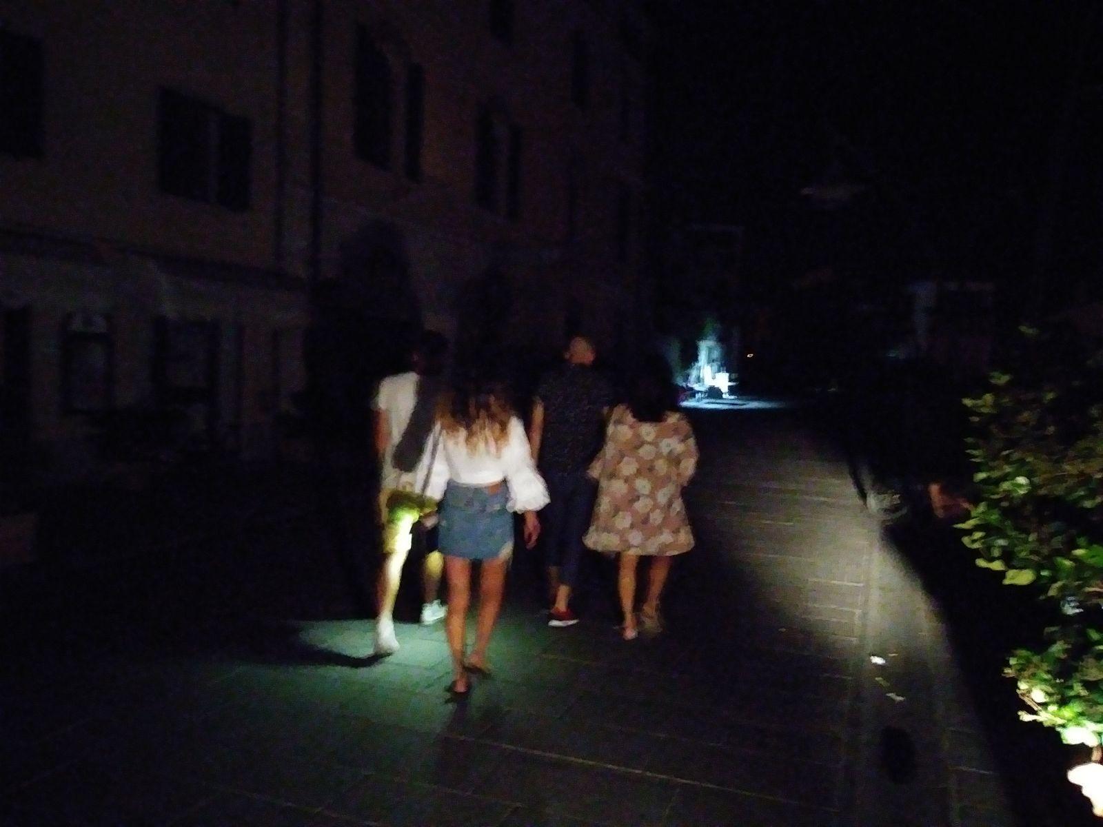 Passeggiata al buio lungo il centro di Castiglione della Pescaia, sabato sera