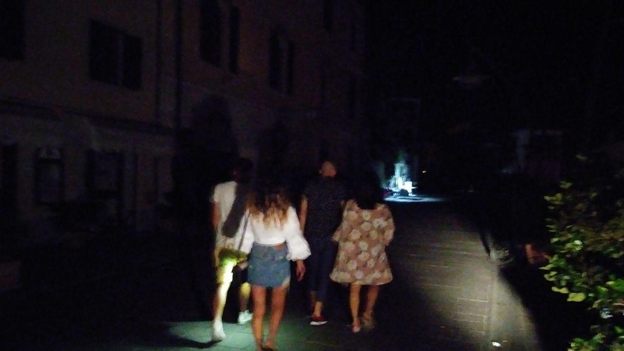 Passeggiata al buio lungo il centro di Castiglione della Pescaia, sabato sera