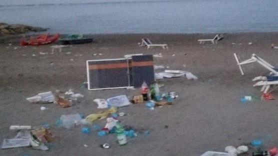 La devastazione dopo la festa non autorizzata