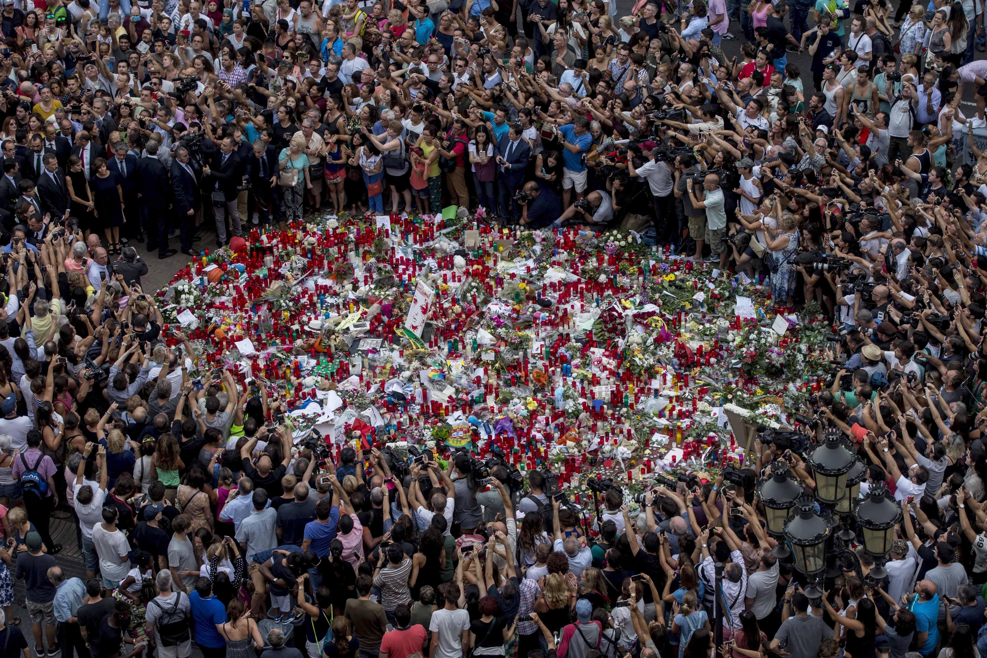 Barcellona: folla commossa al memoriale sulla Rambla