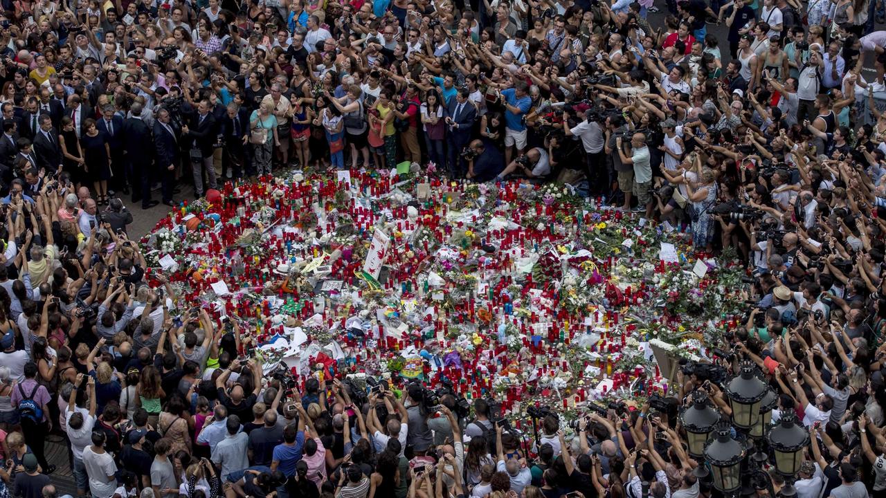 Barcellona: folla commossa al memoriale sulla Rambla