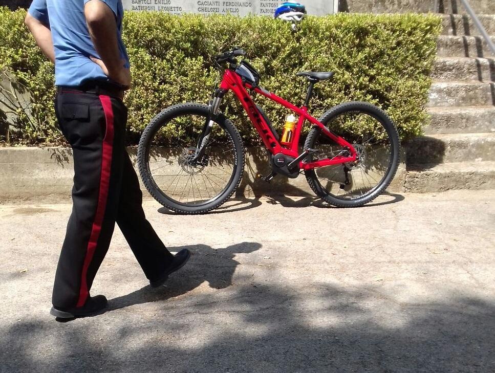 La bicicletta di proprietà del ciclista che ha perso la vita