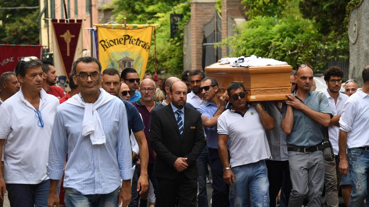 La bara di Federico Finozzi portata a spalla dagli amici (Foto di Franco Silvi)