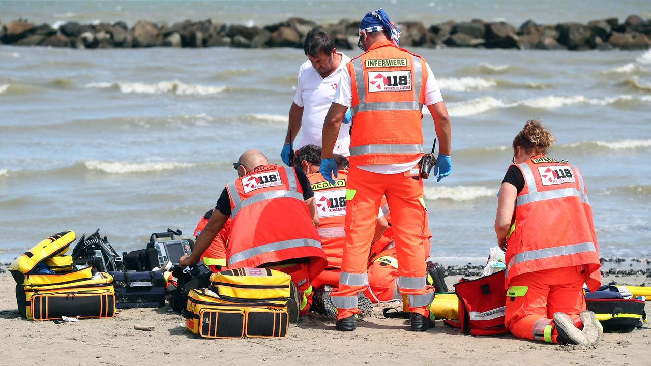 Ferrara, tragedia al mare: due morti annegati