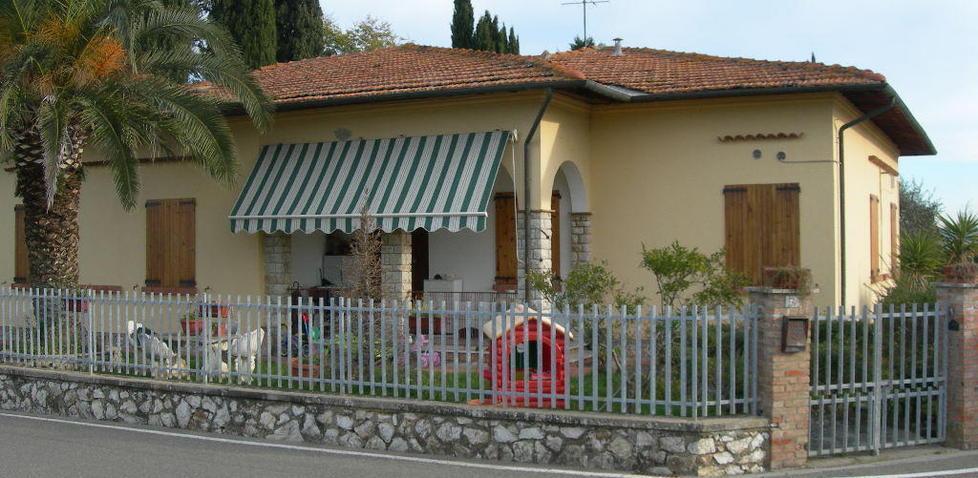 L'ex scuola messa in vendita a Montelopio nel comune di Peccioli