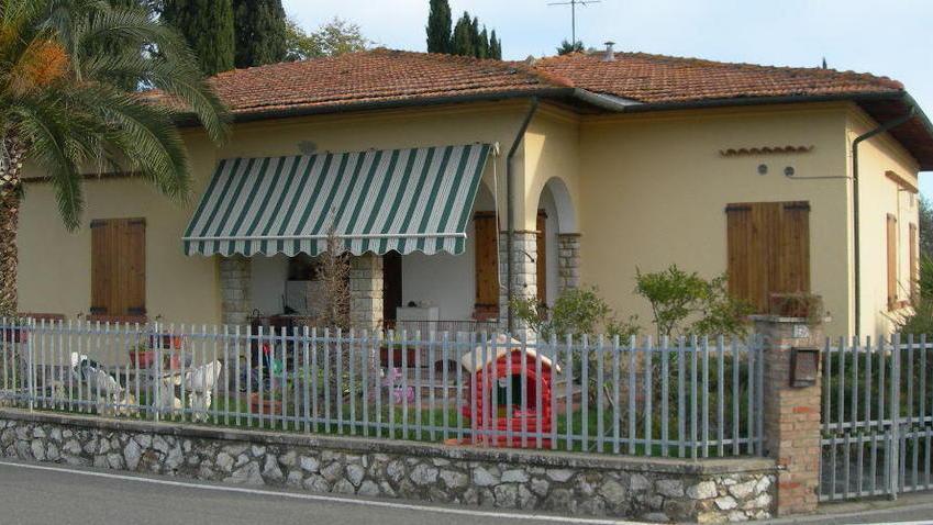 L'ex scuola messa in vendita a Montelopio nel comune di Peccioli