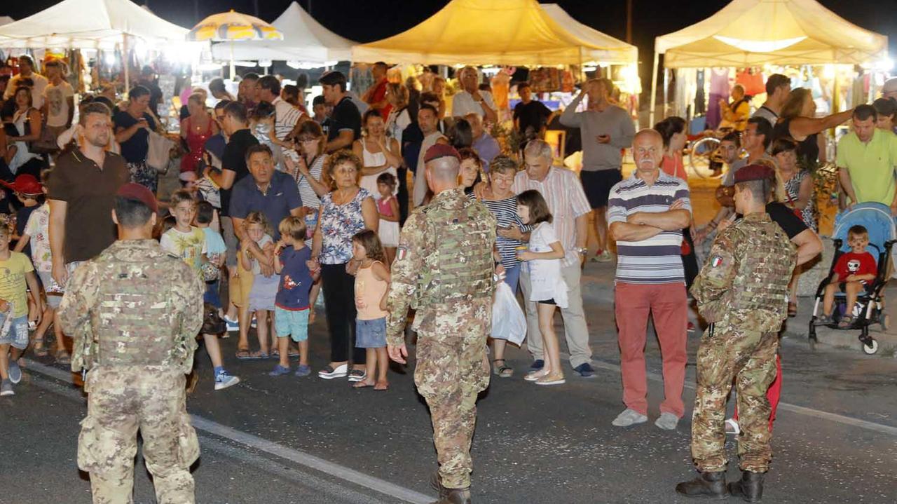 MIlitari dell'Esercito sul litorale pisano (foto Fabio Muzzi)