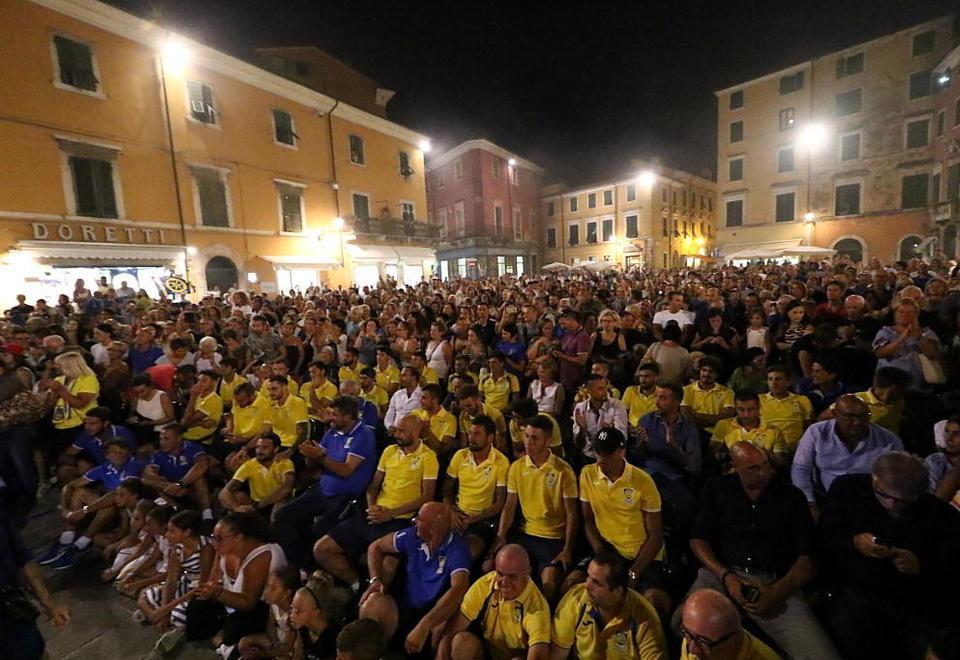 La Notte Bianca diventa gialloazzurra. Carrarese, gran folla alla presentazione in piazza Alberica 