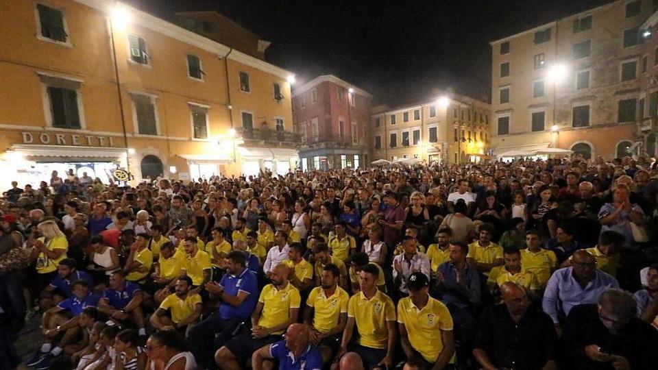 La Notte Bianca diventa gialloazzurra. Carrarese, gran folla alla presentazione in piazza Alberica