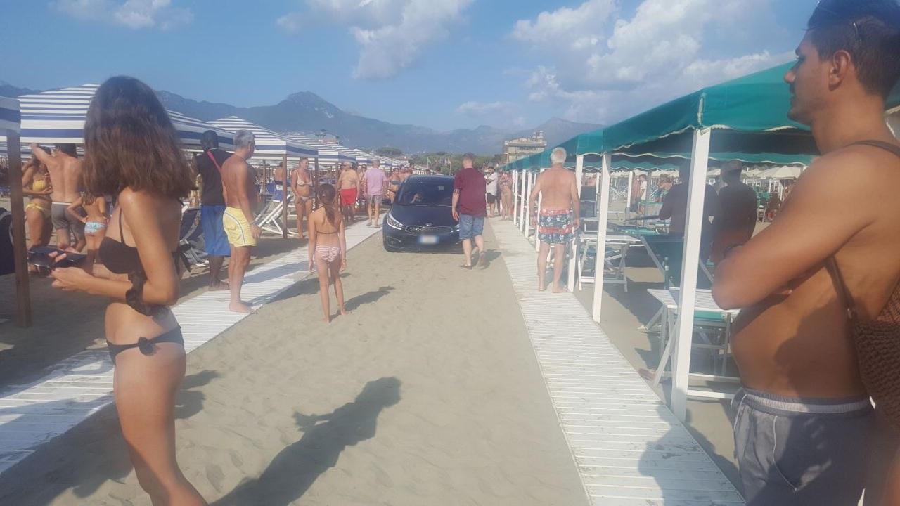 L'auto tra i bagnanti nello stabilimentoi balneare