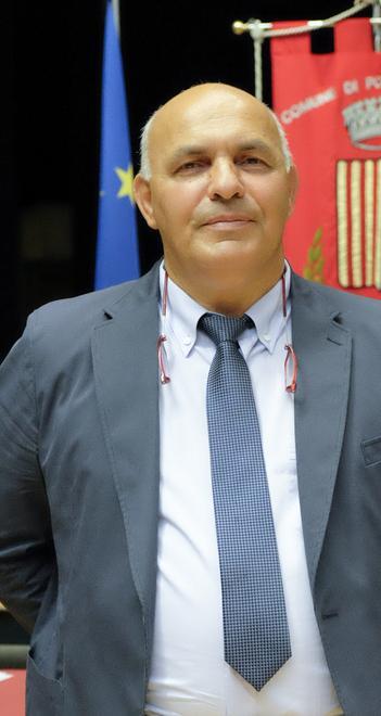 «Il capogruppo esalta Mussolini Si deve dimettere» 