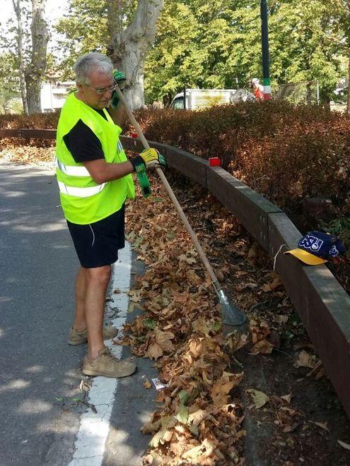 Il primo cittadino ripulisce il viale 
