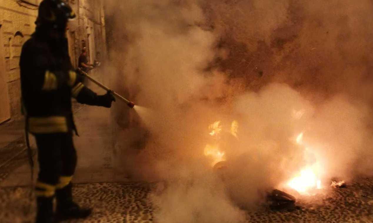 Paura per un cassonetto in fiamme