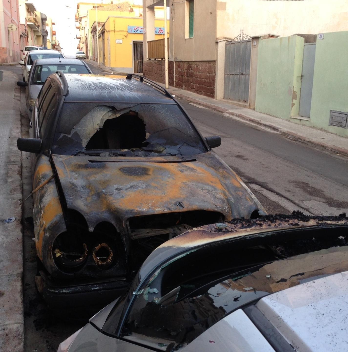 Rogo doloso nella notte incendiata una Mercedes 