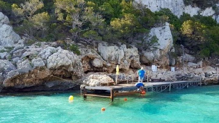 Un nuovo pontile nell’oasi di Cala Luna