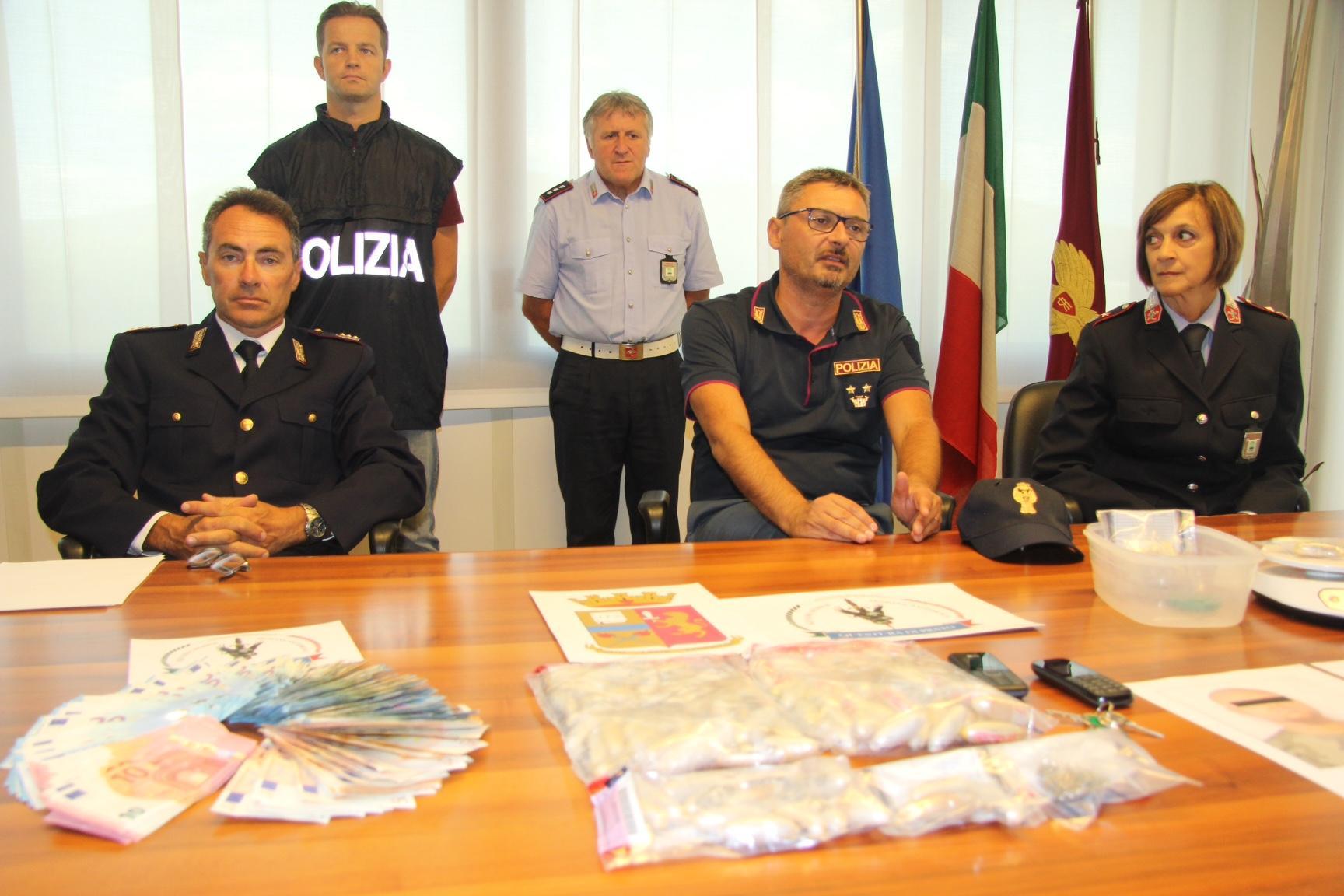 La conferenza stampa della Squadra mobile in questura (foto Batavia)