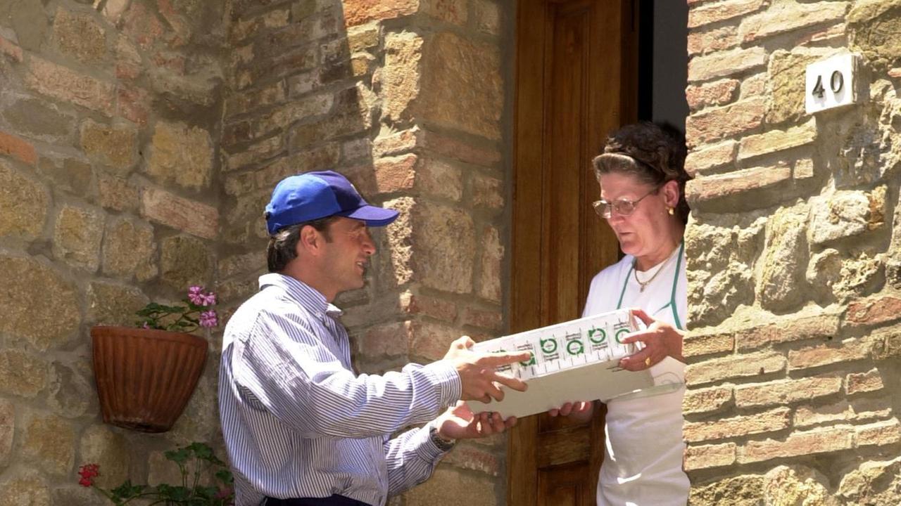 Un portalettere consegna un pacco derivante da un acquisto online