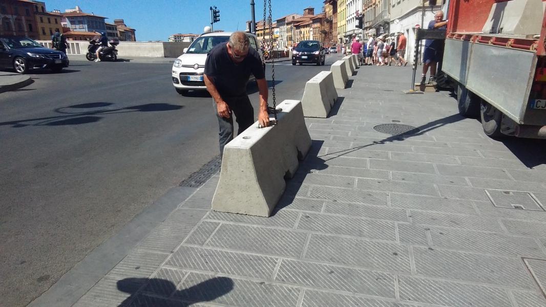 L'installazione dei new-jersey in piazza Garibaldi