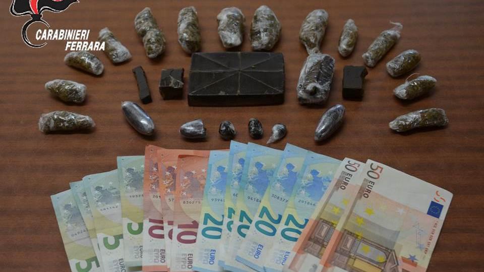 La droga e il denaro sequestrati dai carabinieri all'arrestato