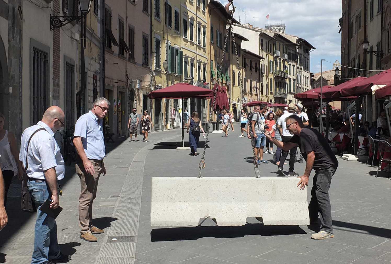 I blocchi di cemento sistemati in Corso Italia