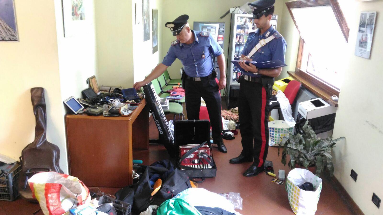 I carabinieri in un appartamento di Lido di Camaiore dove è stata ritrovata refurtiva di ogni genere, compreso del pesce surgelato