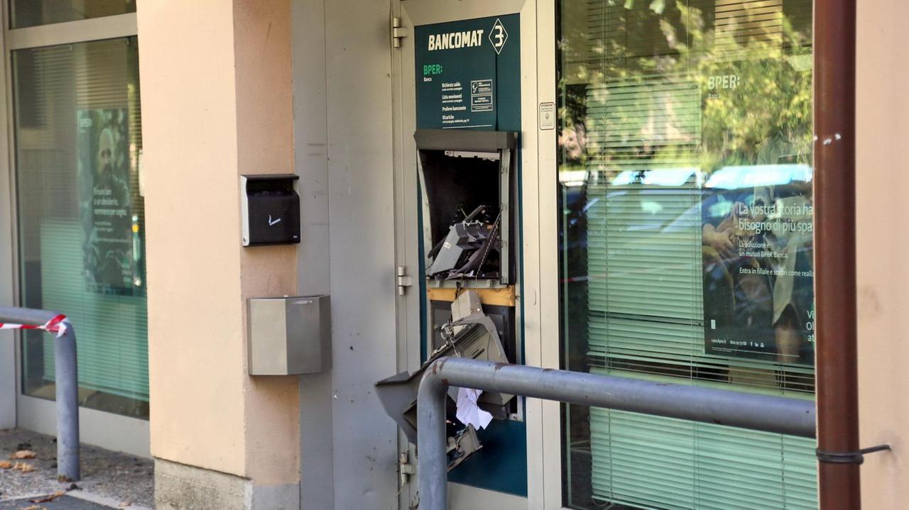 Modena, boato nella notte a Baggiovara: fanno esplodere un bancomat