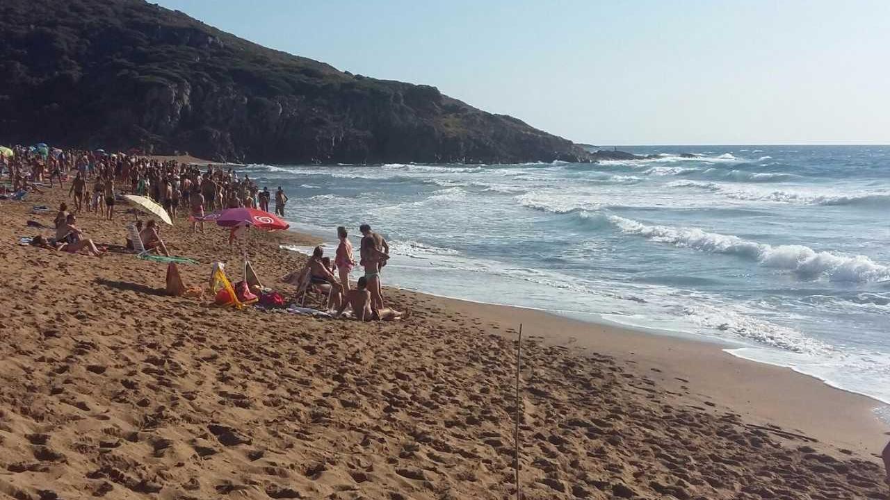 La spiaggia di Porto Alabe durante le operazioni di salvataggio
