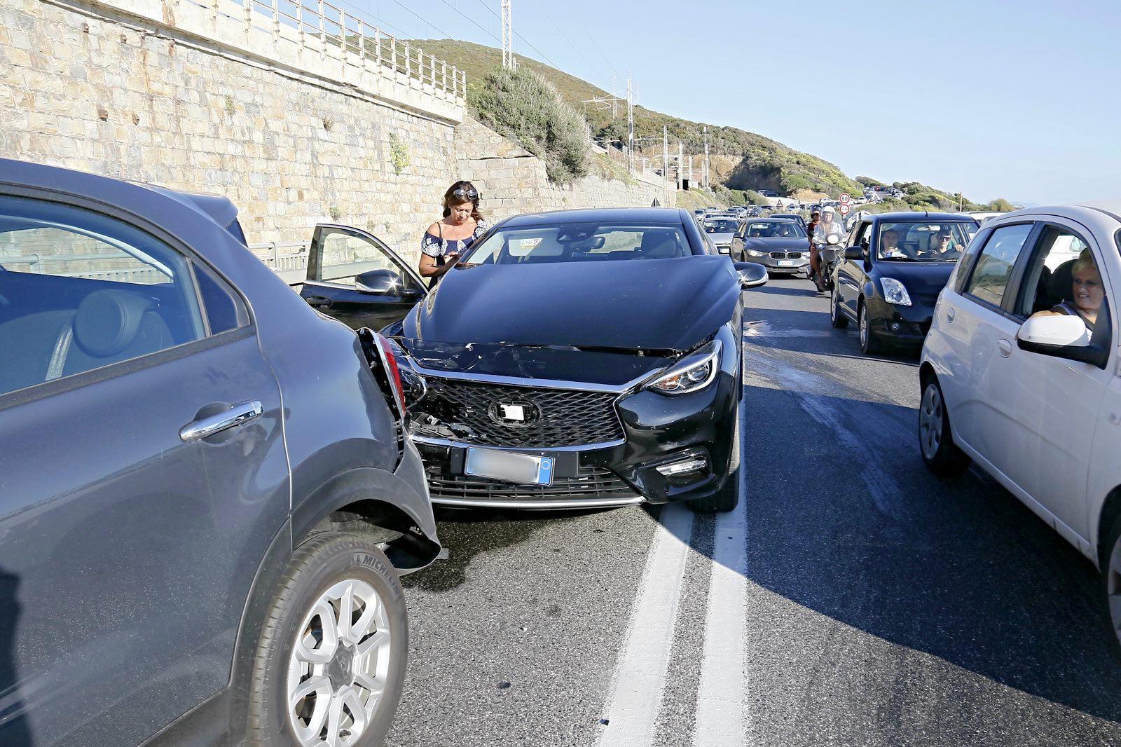 Maxi tamponamento sul Romito, cinque auto coinvolte: traffico in tilt 