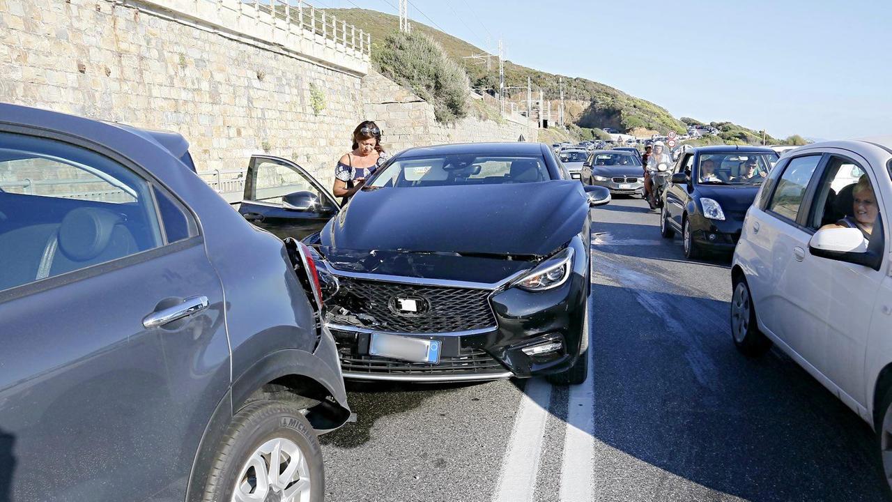 Maxi tamponamento sul Romito, cinque auto coinvolte: traffico in tilt