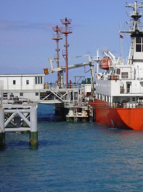 Una nave etileniera al pontile di Vada
