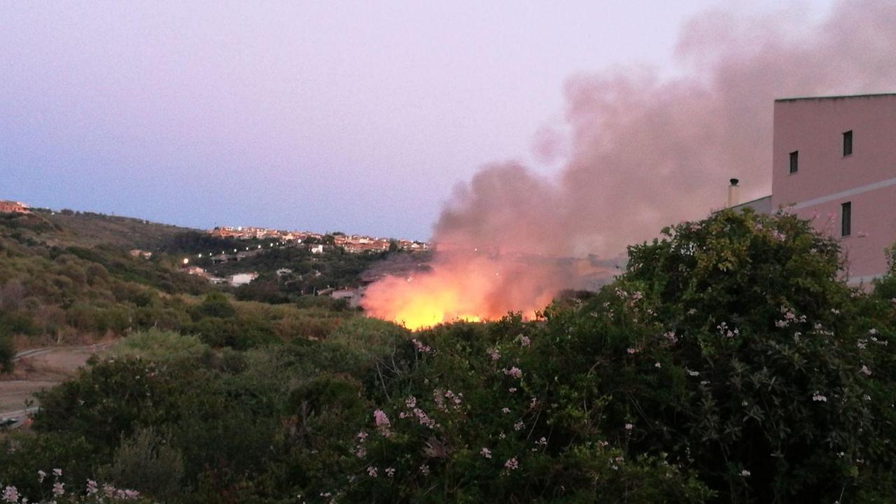 Incendio viocino alle case a Sorso (foto Santoni)